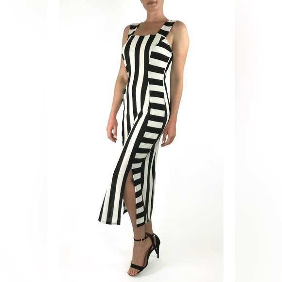 Karina Grimaldi Dresses & Skirts - NWT KARINA Sleeveless Princess Seam
Fitted Striped Dress Size XS